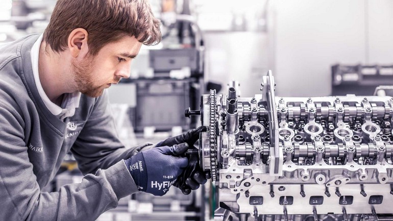 Η ηλεκτροκίνηση «σκότωσε» τον W12 της Bentley – Κάθε κομμάτι του φτιαχνόταν στο χέρι